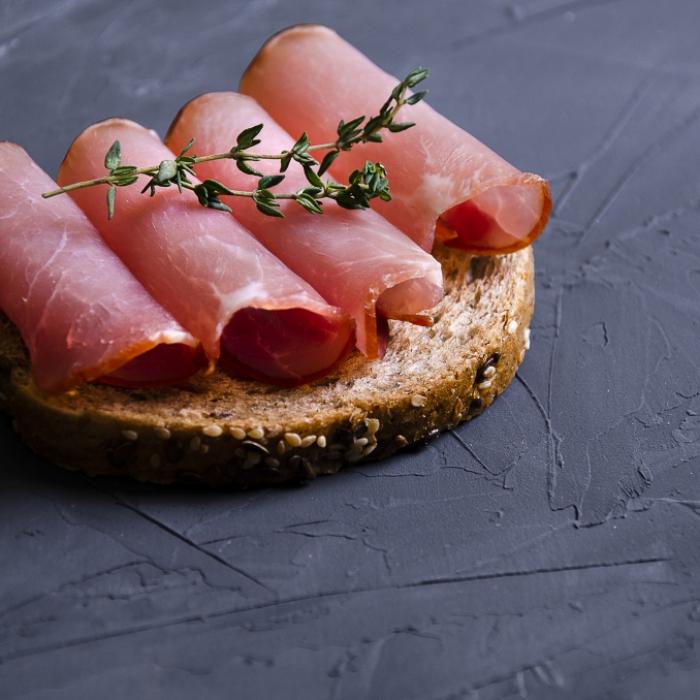 Mit Salmonellen und Listerien kontaminiert! Hersteller ruft diese Wurst zurück