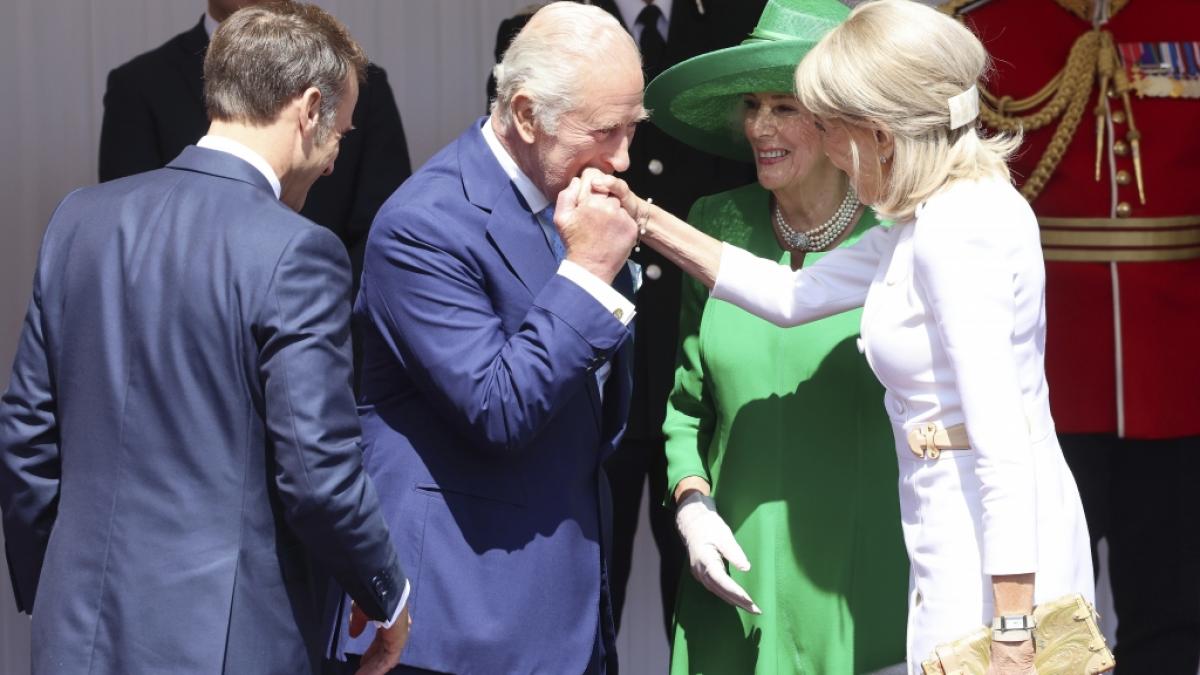 Was der franz&ouml;sische Pr&auml;sident kann, ist f&uuml;r K&ouml;nig Charles III. ein Kinderspiel: Auch der Briten-Monarch hat seine Handkuss-Technik perfektioniert. (Foto)