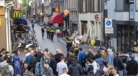 Polizisten ermitteln im Leidseplein im Zentrum von Amsterdam und befragen die Öffentlichkeit, nachdem ein Unbekannter auf den prominente Kriminalreporter Peter R. de Vries geschossen hat.