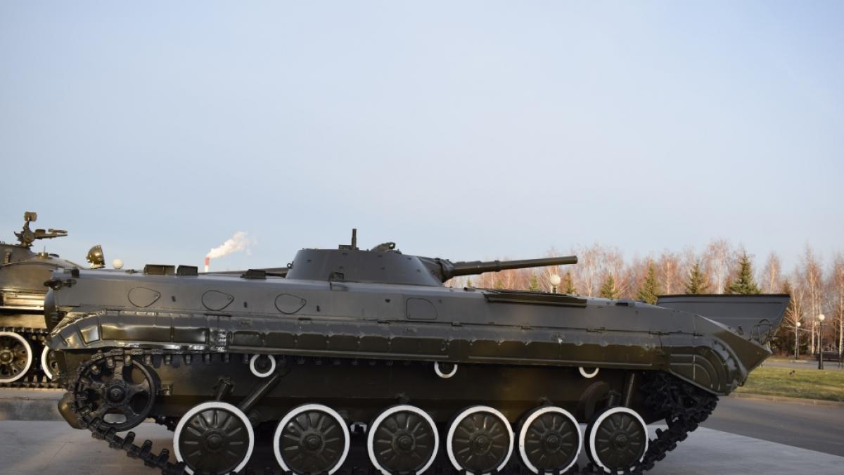 Am Vatertag fuhren mehrere Menschen auf einem Russen-Panzer vom Typ&nbsp;BMP-1 in&nbsp;K&ouml;nigsbr&uuml;ck. (Symbolfoto) (Foto)