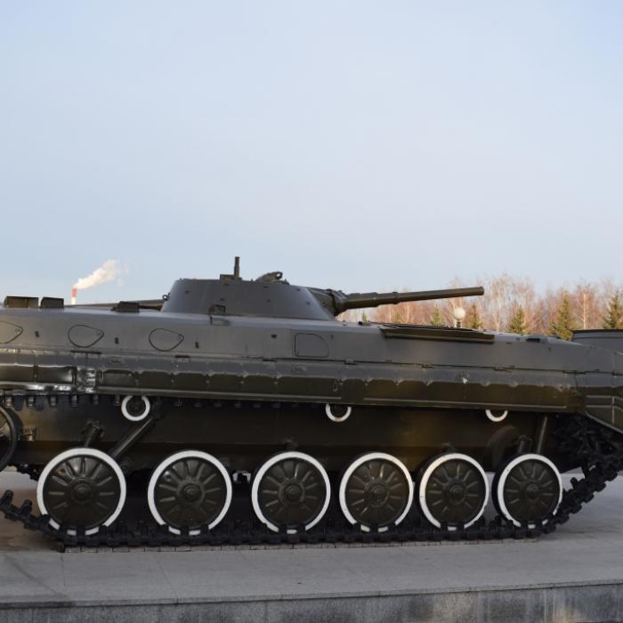 Putin-Fans fahren am Vatertag mit tödlichen Kriegsfahrzeugen