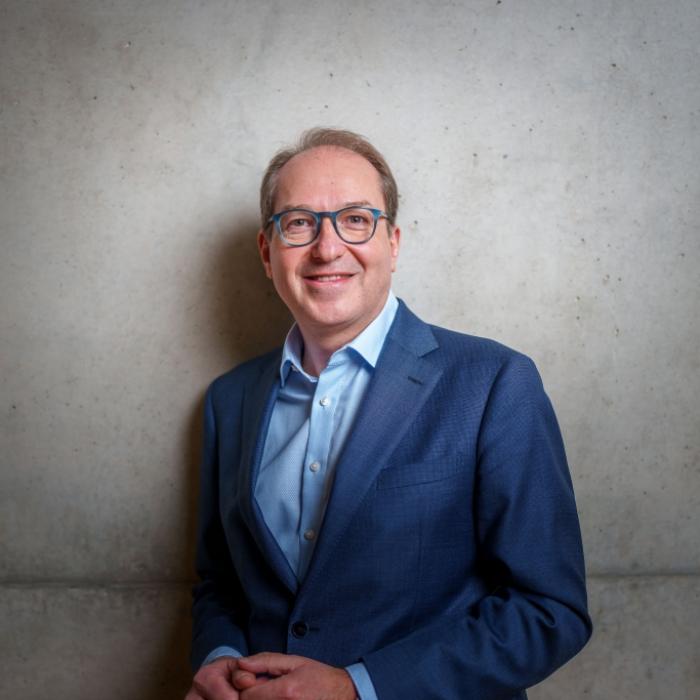 So lebt der Innenminister mit seiner Familie