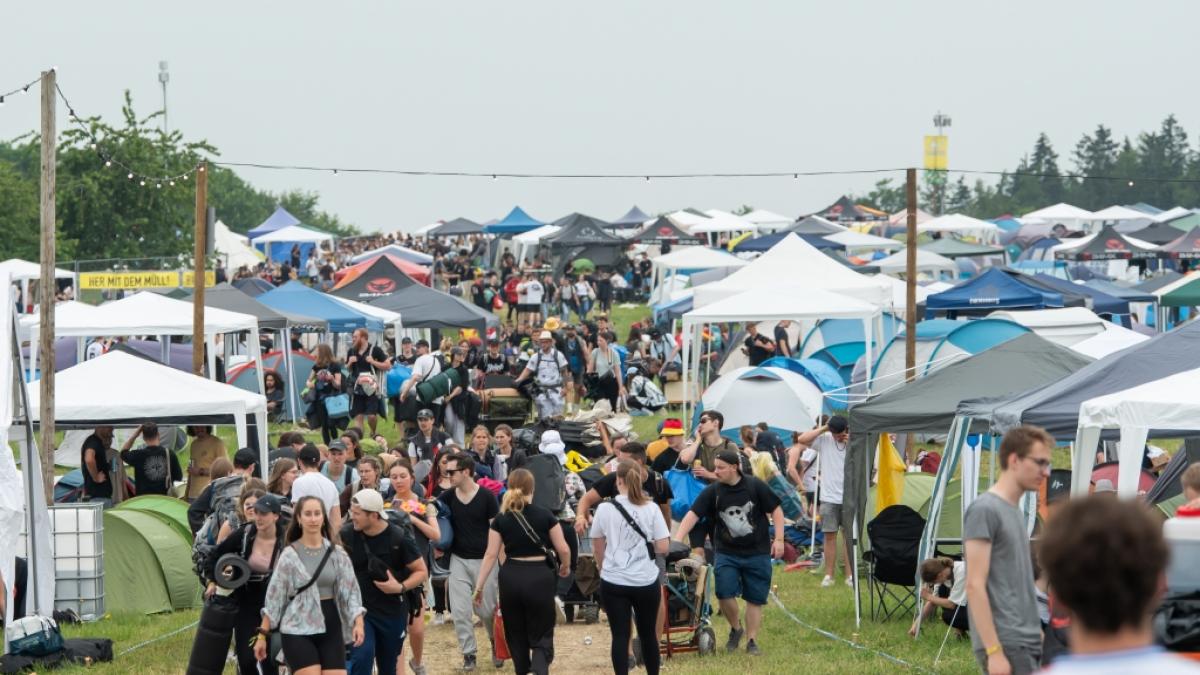 Die ersten Besucher trafen bereits am Donnerstag auf dem Gel&auml;nde des Southside Festivals ein. (Foto)
