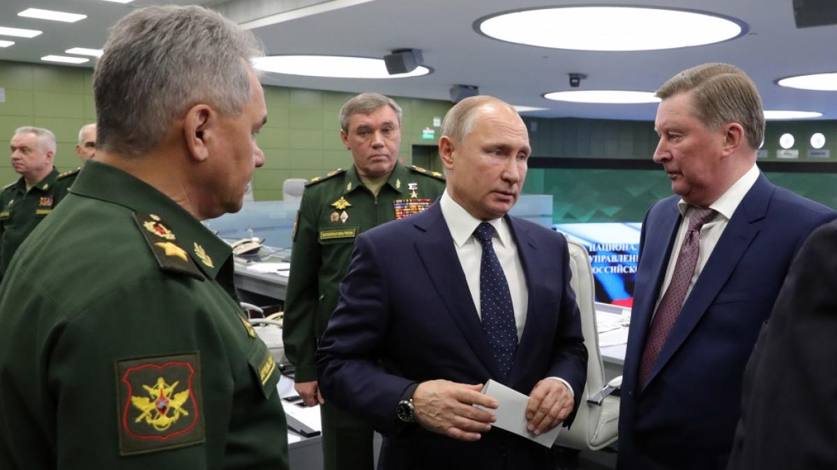 Wladimir Putin (Mitte) hat den Tod des ehemaligen russischen Verteidigungsminister Sergej Iwanow (r.) zu beklagen. (Foto)