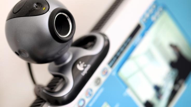 Wegen Verdachts der Weiterleitung von Videodateien, die teils schwere sexuelle Gewalt gegen Kinder zeigen, wird nach einer Razzia in elf Bundesländern gegen 21 Verdächtige ermittelt.
