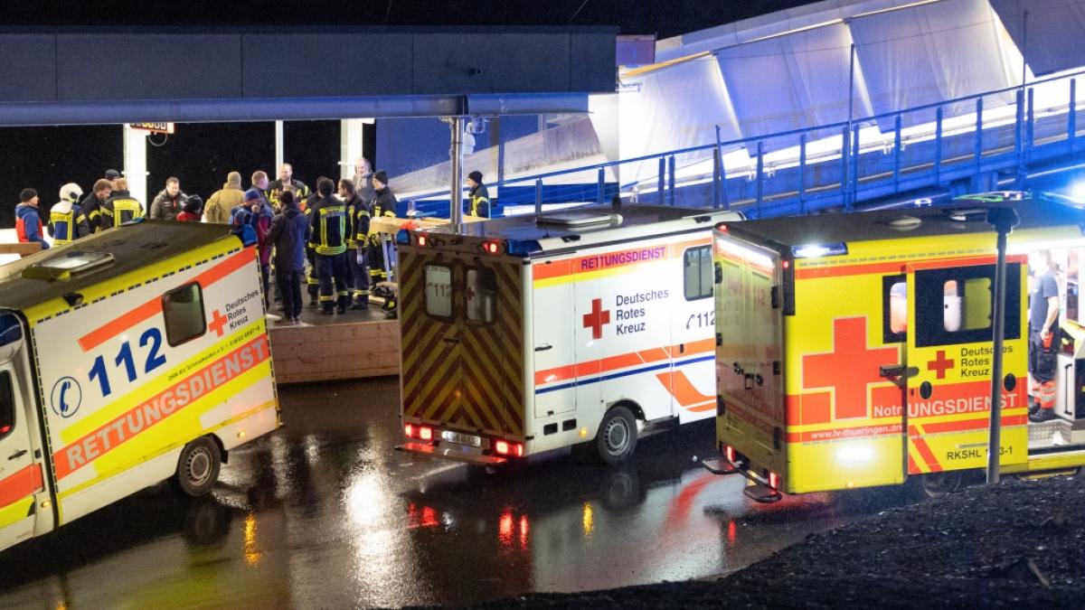 Nach dem schweren Unfall auf der Bobbahn in Oberhof waren rund zwei Dutzend Kr&auml;fte von Polizei, Feuerwehr, Bergwacht und Sanit&auml;tsdienst im Einsatz. (Foto)