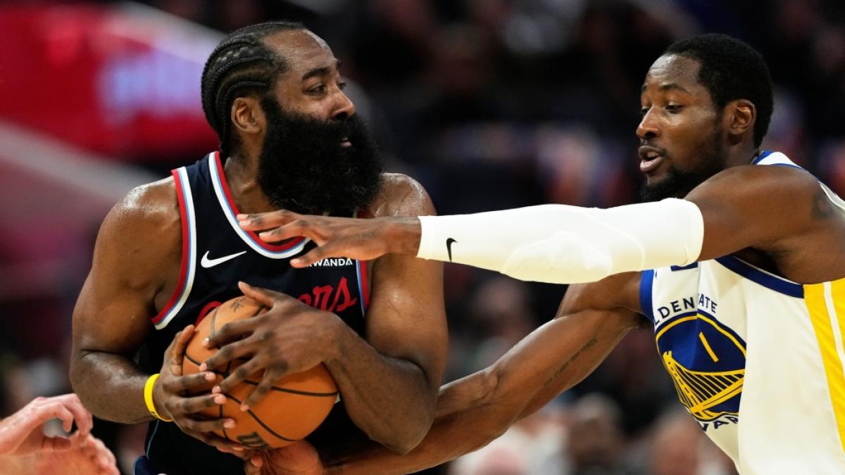 James Harden von den Los Angeles Clippers verteidigt den Ball w&auml;hrend Forward Jonathan Kuminga den Ball klauen will, am 29.10.2025. (Symbolbild) (Foto)