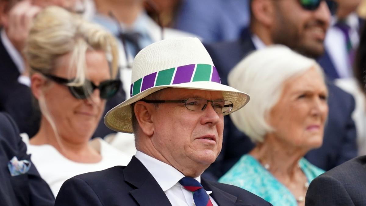 F&uuml;rst Albert II. von Monaco nahm ohne seine Ehefrau Charl&egrave;ne in der k&ouml;niglichen Loge im All England Lawn Tennis and Croquet Club Platz. (Foto)