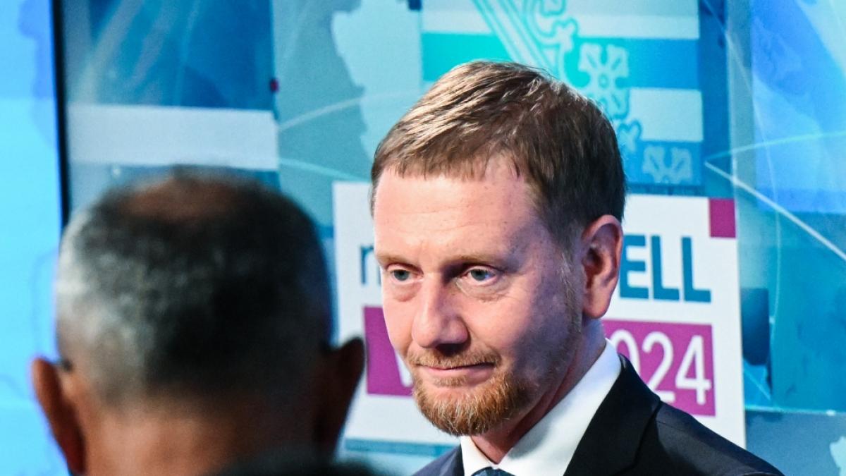 Michael Kretschmer (CDU), amtierender Ministerpr&auml;sident von Sachsen und Spitzenkandidat, steht mit J&ouml;rg Urban (AfD), Vorsitzender der AfD in Sachsen und Spitzenkandidat im ZDF-Fernsehstudio. (Foto)