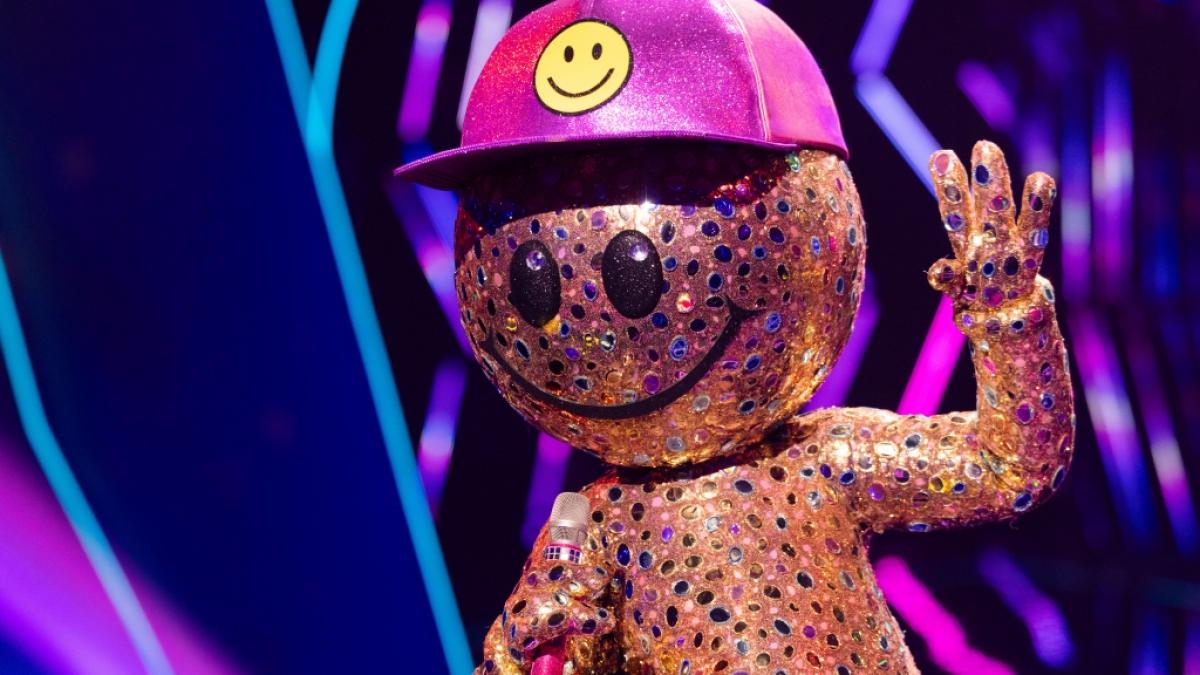 Immer ein Lächeln im Gesicht und eine wahrlich glänzende Erscheinung: Für Smiley wurde "The Masked Singer" 2025v nur zu einem kurzen Vergnügen. (Foto)