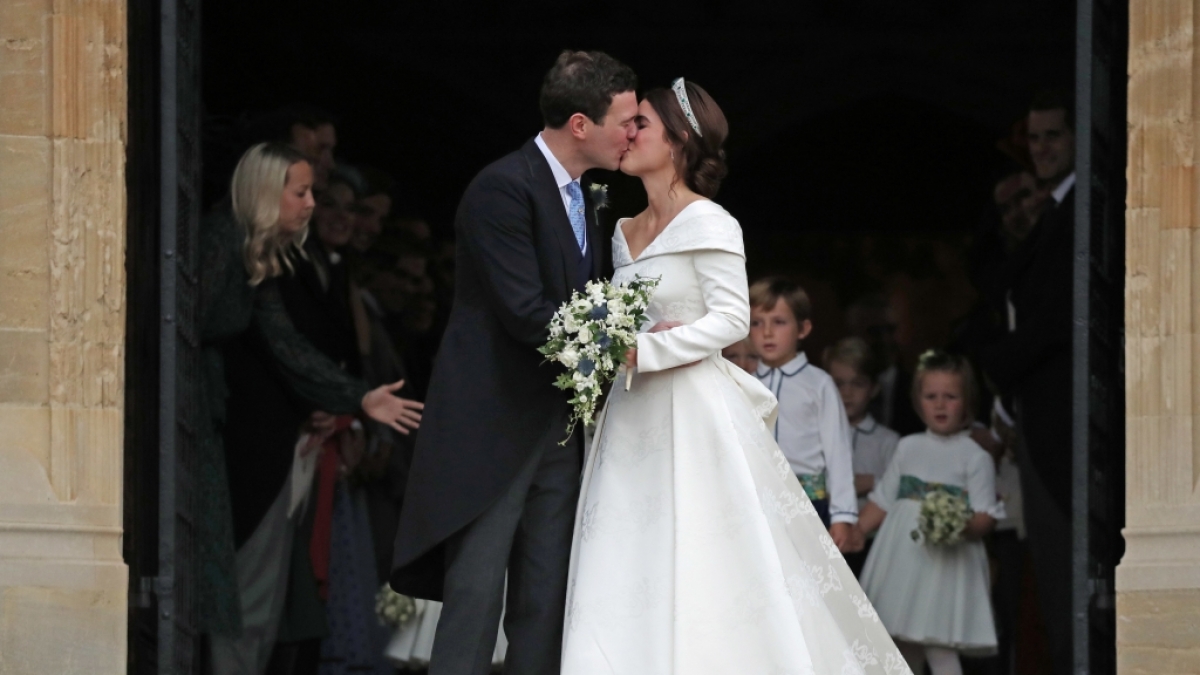 Der erste Kuss als Mann und Frau:&nbsp;Jack Brooksbank und seine Frau Prinzessin Eugenie. (Foto)
