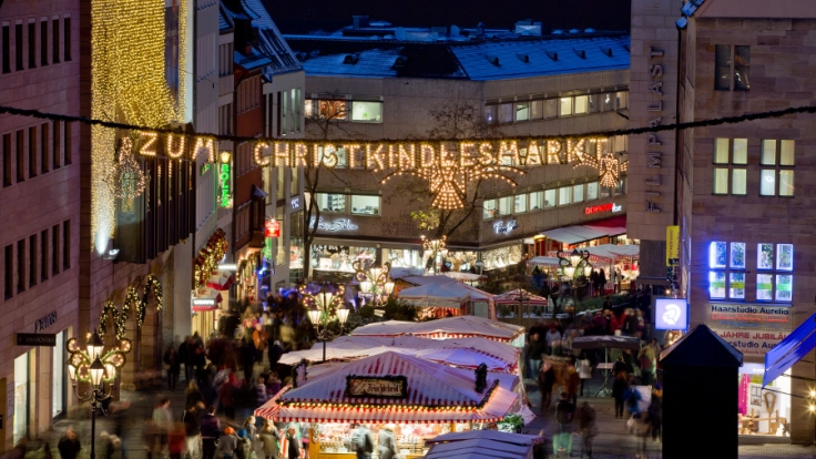 Der Christkindlesmarkt in der Nürnberger Altstadt lockt jährlich gut zwei Millionen Besucher an.