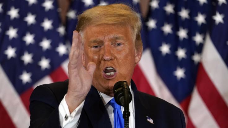 Donald Trump, Präsident der USA, spricht am frühen Mittwochmorgen im Ostsaal des Weißen Hauses.