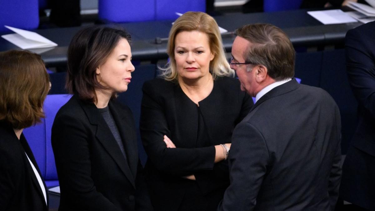 Annalena Baerbock liegt in einer neuen Umfrage hinter dem neuen Verteidigungsminister Boris Pistorius. (Foto)