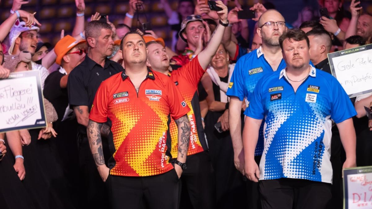 Eisige Stimmung bei Team Belgien: Kim Huybrechts (links vorne) und sein Mitspieler Dimitri van den Bergh kommen privat nicht sonderlich gut miteinander klar, treten jedoch gemeinsam bei der Team-Darts-WM 2023 in Frankfurt ans Oche. (Foto)