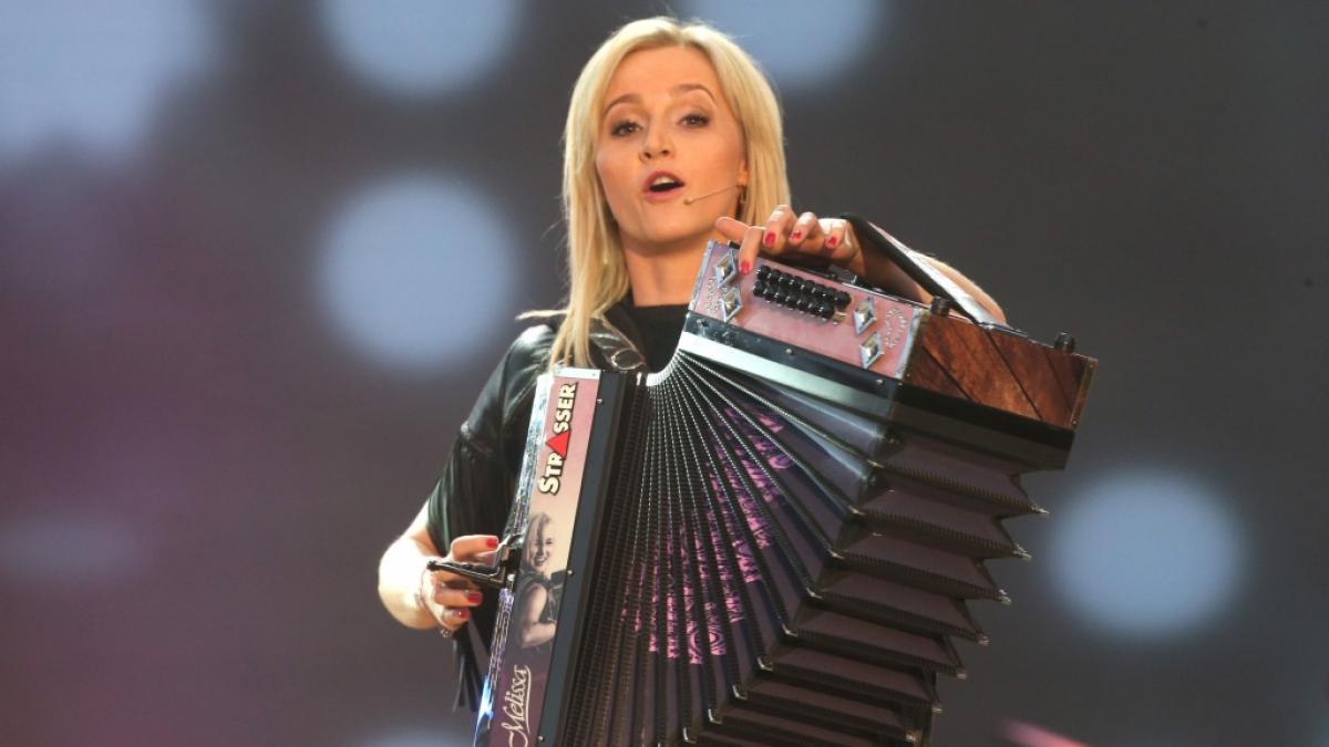 Die &ouml;sterreichische S&auml;ngerin Melissa Naschenweng performt bei einem Auftritt mit dem Akkordeon. (Foto)