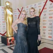 Mirjam Weichselbraun und Schwester Melanie Binder sehen sich zum verwechseln ähnlich.