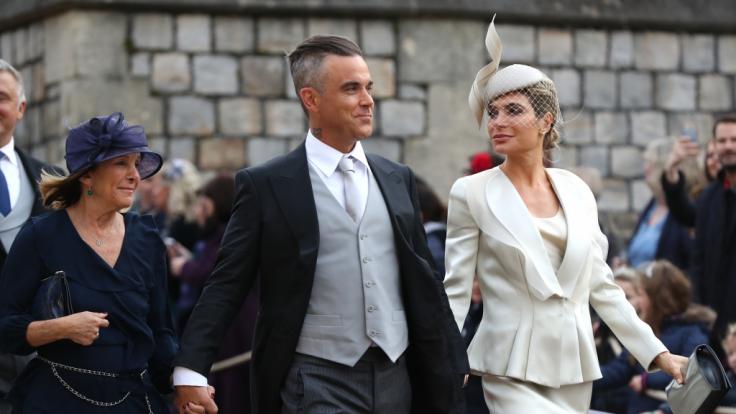 Robbie Williams, seine Frau Ayda Field (r.) und seine Schwiegermutter Gwen Field (l.) bei der Hochzeit von Prinzessin Eugenie und Jack Brooksbank vor der St.-Georges-Kapelle von Schloss Windsor.