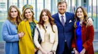König Willem-Alexander der Niederlande und Königin Maxima stehen mit ihren Töchtern Prinzessin Ariane (r), Prinzessin Alexia (M) und Prinzessin Amalia (l) für ein Foto zusammen.