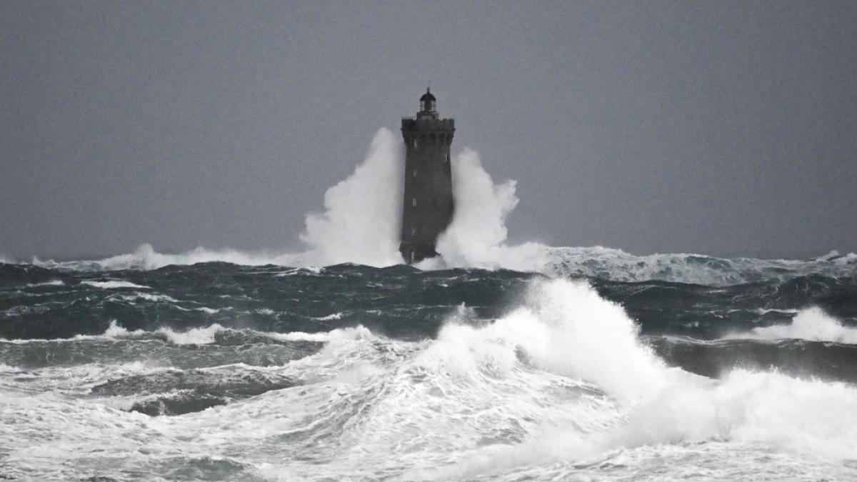 Wellen t&uuml;rmen sich am "Phare du Four" (Leuchtturm der Vier) in Porspoder, Westfrankreich, auf. (Foto)