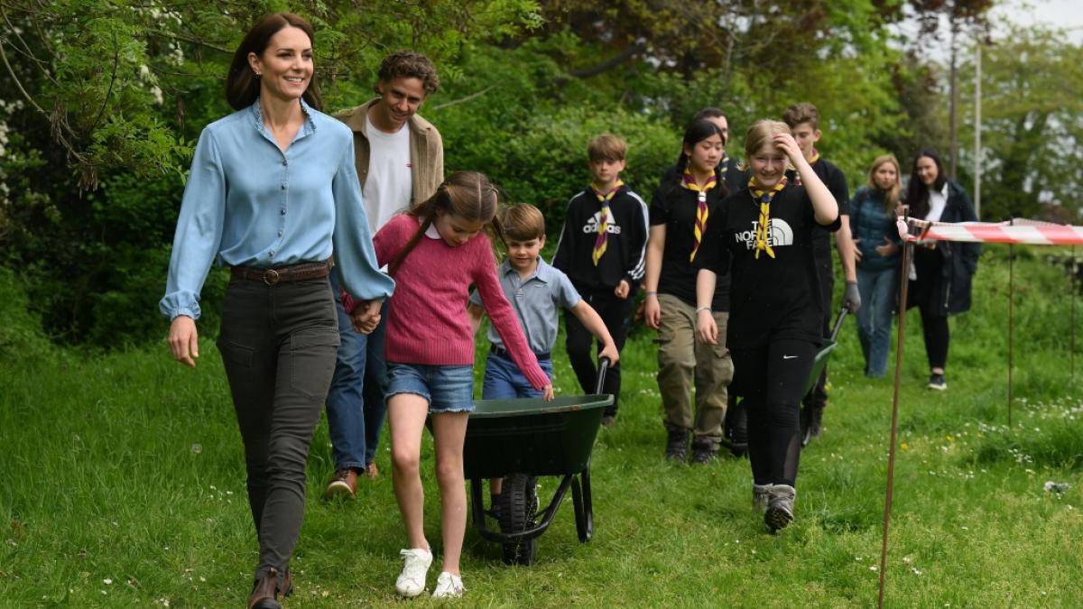 Prinzessin Kate - hier bei einem Ausflug mit ihren Kindern Prinz Louis und Prinzessin Charlotte im Mai 2023 - scheint ihre R&uuml;ckkehr zu royalen Pflichten vorsichtig vorzubereiten. (Foto)