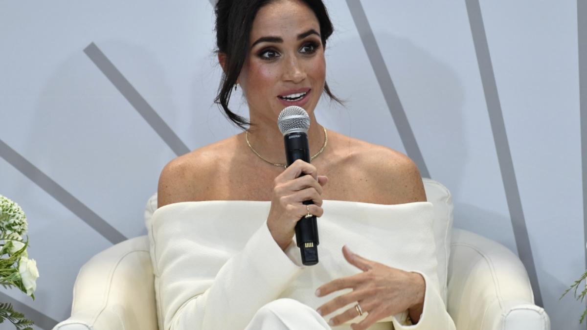 An Meghan Markles Fingern glitzert es - doch vom Verlobungsring der Herzogin von Sussex ist weit und breit nichts zu sehen. (Foto)