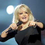 Heute sind die Haare glatt und die Lederhose einer Jenas gewichen. Aber ihre markante Stimme hat Bonnie Tyler immer noch.