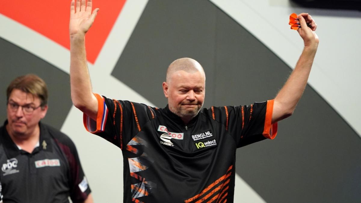 Der Altmeister ist wieder zur&uuml;ck: Raymond van Barneveld k&auml;mpfte sich im Ally Pally in die dritte Runde und feiert seinen Sieg gegen Ryan Meikle. (Foto)