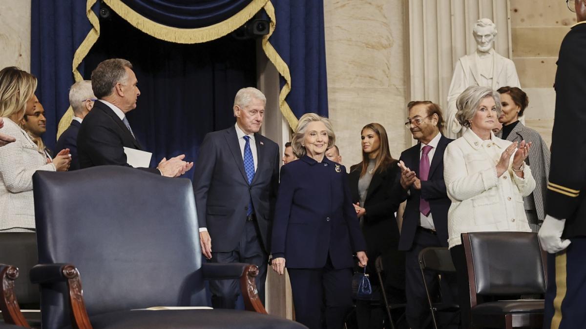 Bei der Vereidigung von Donald Trump bricht Hillary Clinton in Gel&auml;chter aus. (Foto)