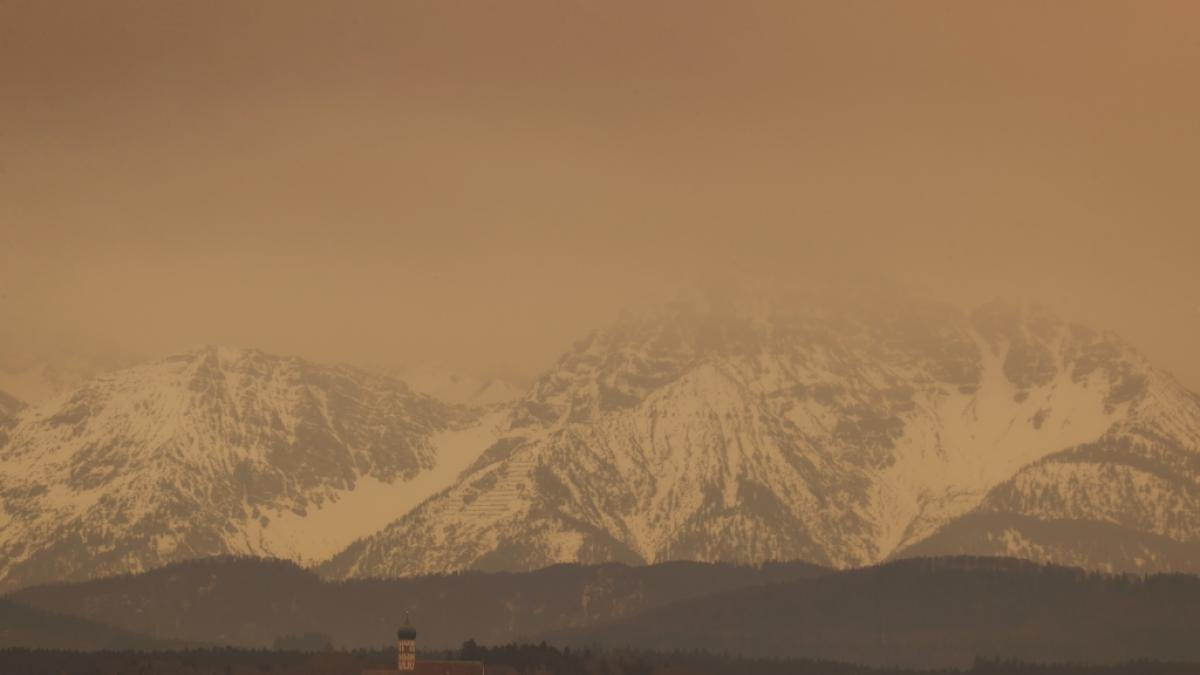 Vor knapp zwei Wochen f&auml;rbte Saharastaub den Himmel &uuml;ber Deutschland in ein Gelb-Rot. (Foto)