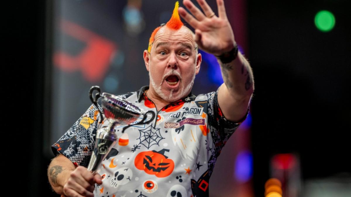 So sehen Sieger aus: Der frischgebackene arts-Europameister Peter "Snakebite" Wright jubelt mit dem Siegerpokal bei der Darts European Championship 2023 in Dortmund. (Foto)