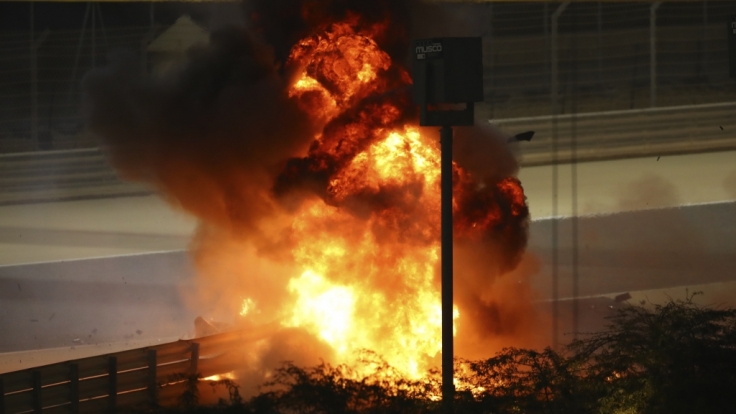 Romain Grosjean konnte sich leicht verletzt aus dem Feuerball befreien.