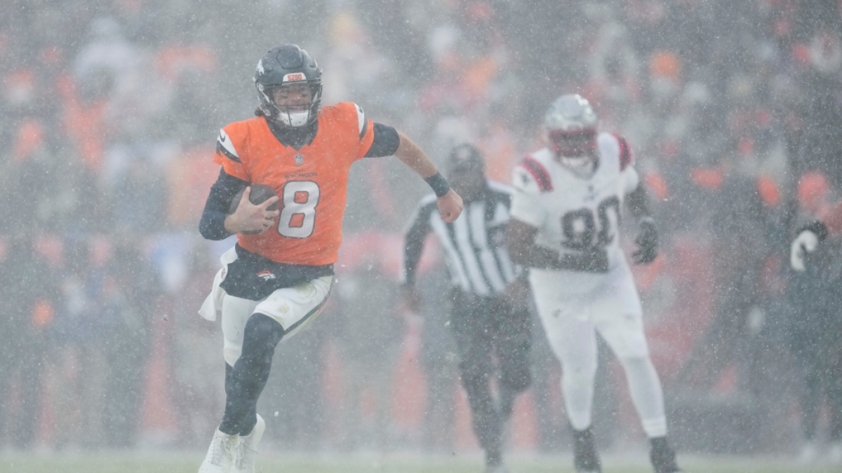 Jarrett Stidham von den Denver Broncos l&auml;uft den Ball gegen die New England Patriots. (Symbolbild) (Foto)