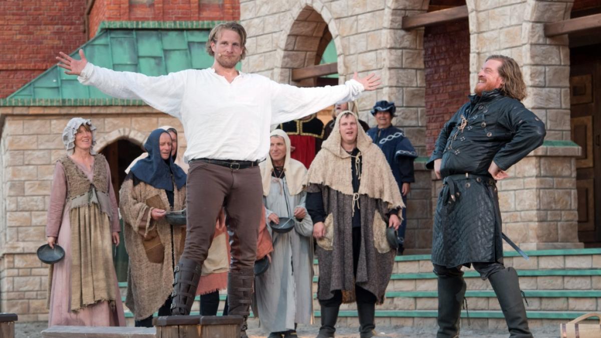 Schauspieler Alexander Koll (links) als Seer&auml;uber Klaus St&ouml;rtebeker bei den St&ouml;rtebeker Festspielen auf R&uuml;gen. (Foto)