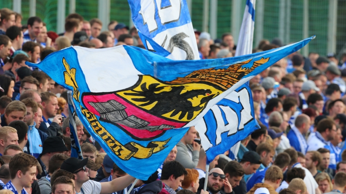 Mit Fahnen unterst&uuml;tzen die Fans von den R&auml;ngen aus den MSV Duisburg. (Symbolbild) (Foto)