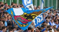 Mit Fahnen unterstützen die Fans von den Rängen aus den MSV Duisburg. (Symbolbild)