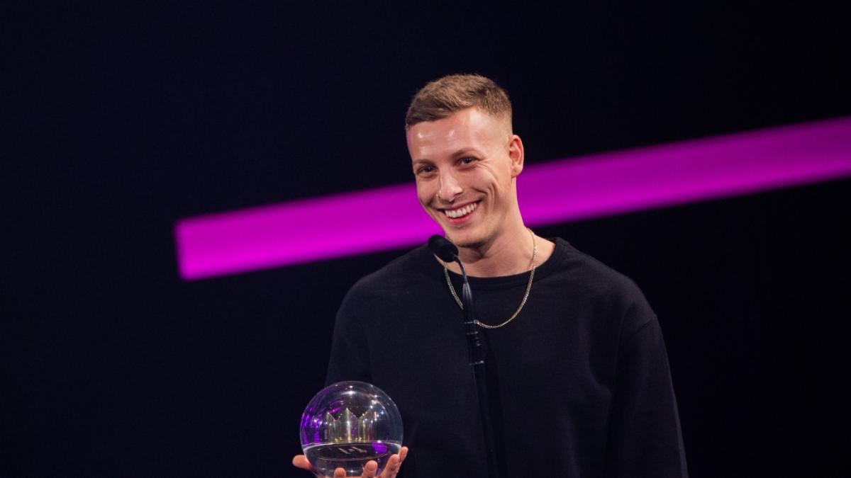 Felix Lobrecht rei&szlig;t Witze &uuml;ber verbrannte Affen in Krefeld. (Foto)