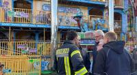 Ein Mann ist auf dem Pollhansmarkt in Schloß Holte-Stukenbrock (Kreis Gütersloh) aus einem Laufgeschäft gestürzt und gestorben. Das bestätigte ein Sprecher der Polizei Gütersloh am Sonntagnachmittag.