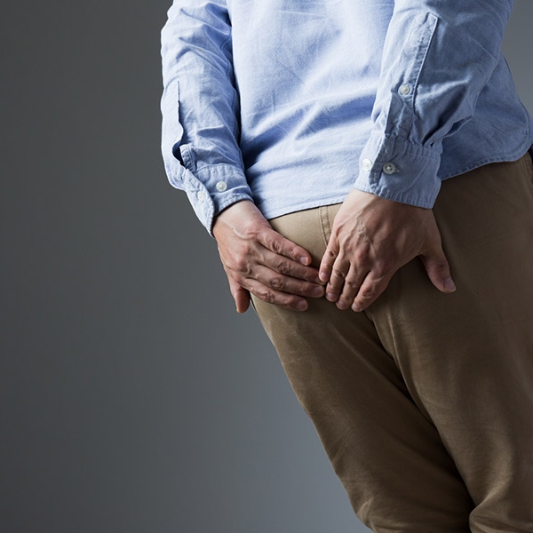 Not-OP! Mann schiebt sich Trinkglas in den Hintern