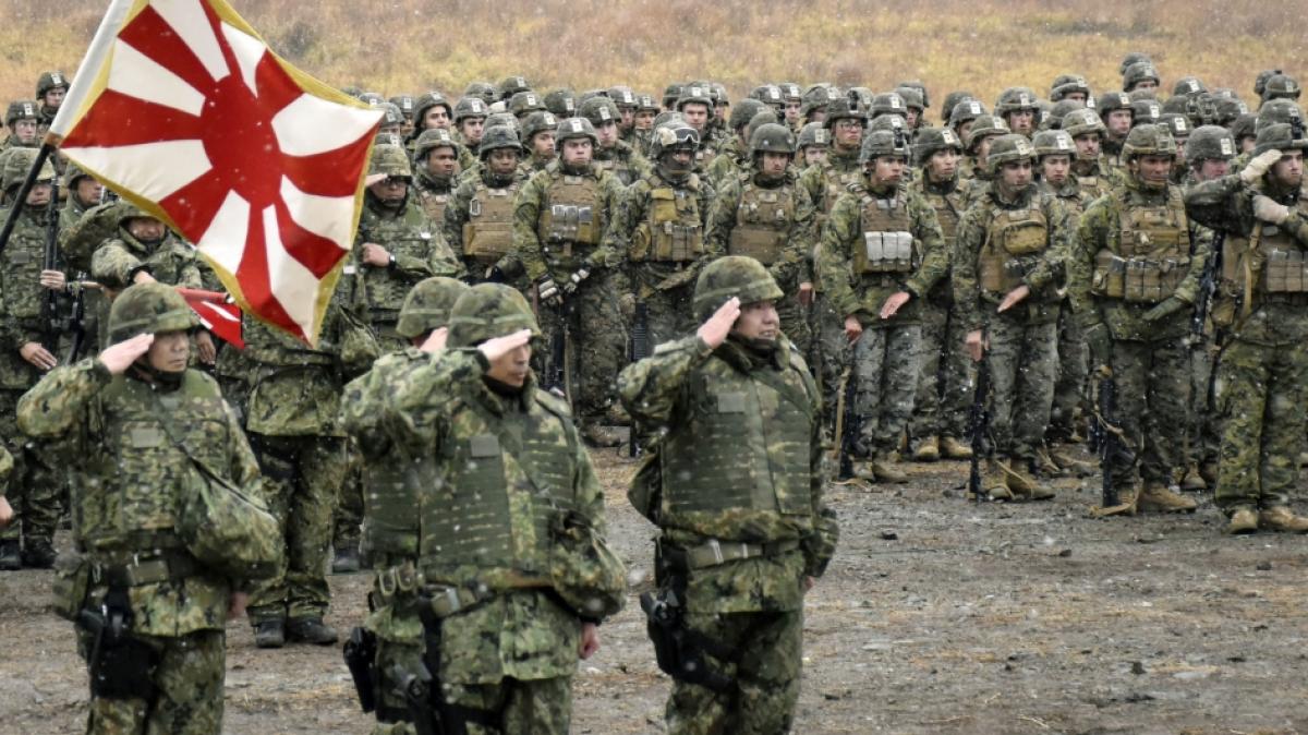 Japanische und US-Soldaten bei einem Appell. Japan st&auml;rkt sein Milit&auml;r. (Foto)