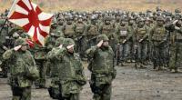 Japanische und US-Soldaten bei einem Appell. Japan stärkt sein Militär.