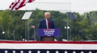 Donald Trump spricht während einer Wahlkampfveranstaltung in North Carolina hinter einer Glasscheibe.