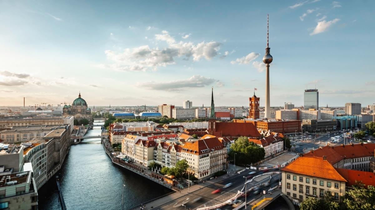 Die Berliner Skyline an der Spree. Aktuelle News aus und &uuml;ber Berlin hier auf news.de. (Foto)