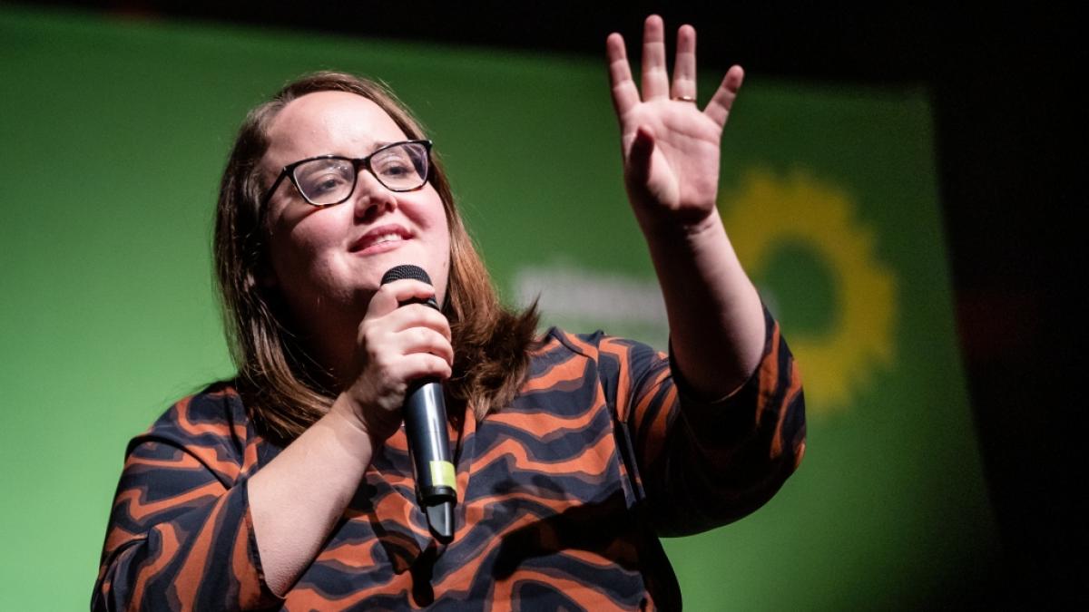 Ricarda Lang trat beim Politischen Aschermittwoch in Schorndorf auf. Die Veranstaltung wurde von Kritikern der Gr&uuml;nen-Chefin gest&ouml;rt. (Foto)