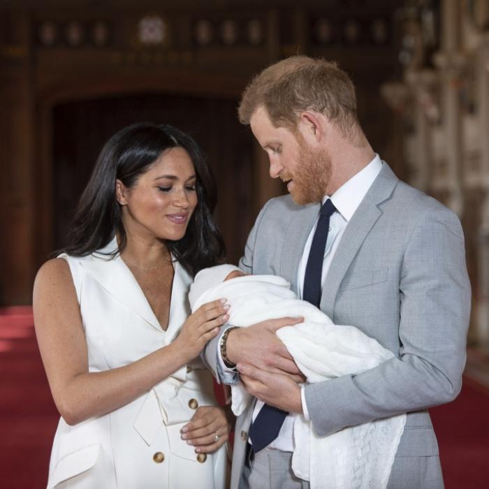 Lilibet Diana Mountbatten-Windsor ist das zweite Kind von Meghan Markle und Prinz Harry. Auf diesem Foto hält das Paar seinen erstgeborenen Sohn Archie auf dem Arm.