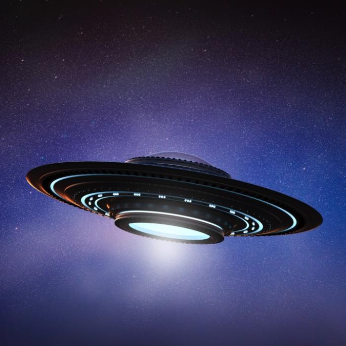 Flugbegleiterin filmt pinkfarbenes Ufo über Europa