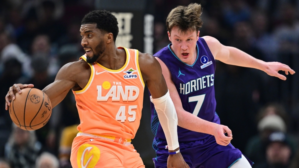 Donovan Mitchell von den Cleveland Cavaliers umkurvt Kon Knueppel von den Charlotte Hornets, am 22.12.2025. (Symbolbild) (Foto)