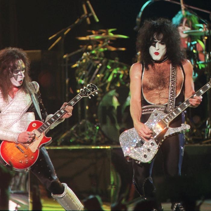 Er ist im Studio gestürzt - KISS-Gitarrist (74) gestorben