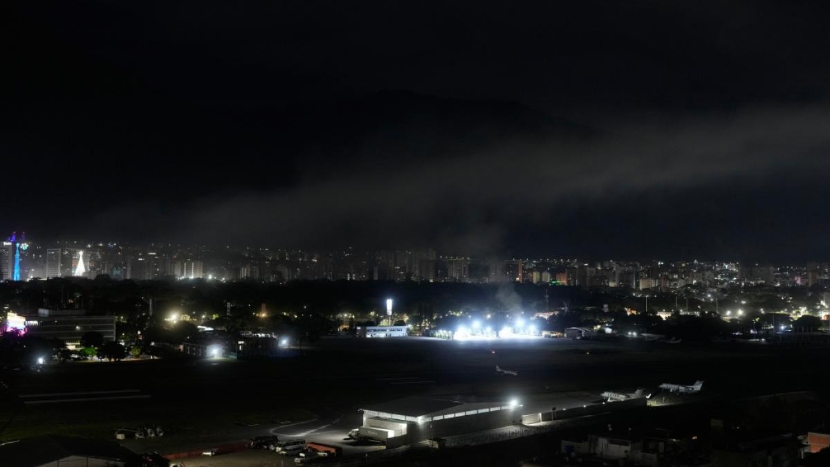 Rauch steigt am Flughafen La Carlota auf, nachdem Explosionen und tieffliegende Flugzeuge in Caracas, Venezuela, am Samstag, 3. Januar 2026, zu h&ouml;ren waren. (Foto)