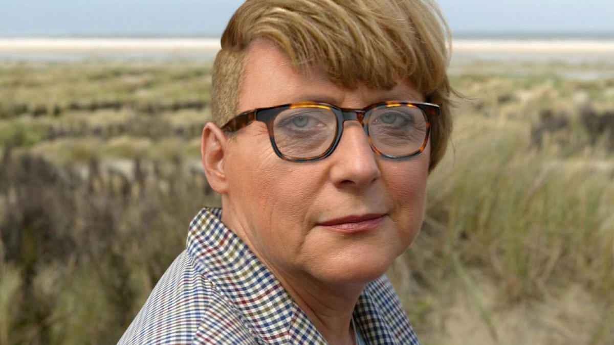 Angie mit Sidecut und Retrobrille: Steht ihr ganz gut oder? Im Netz wird ein Foto von ihr gephotoshoppt und veralbert. (Foto)